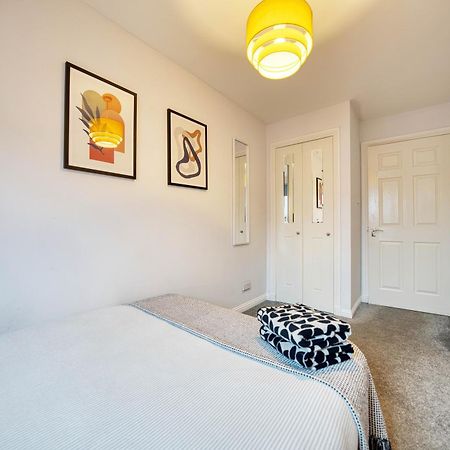 Modern 2 Bed Flat With Free Parking Appartement Glasgow Buitenkant foto